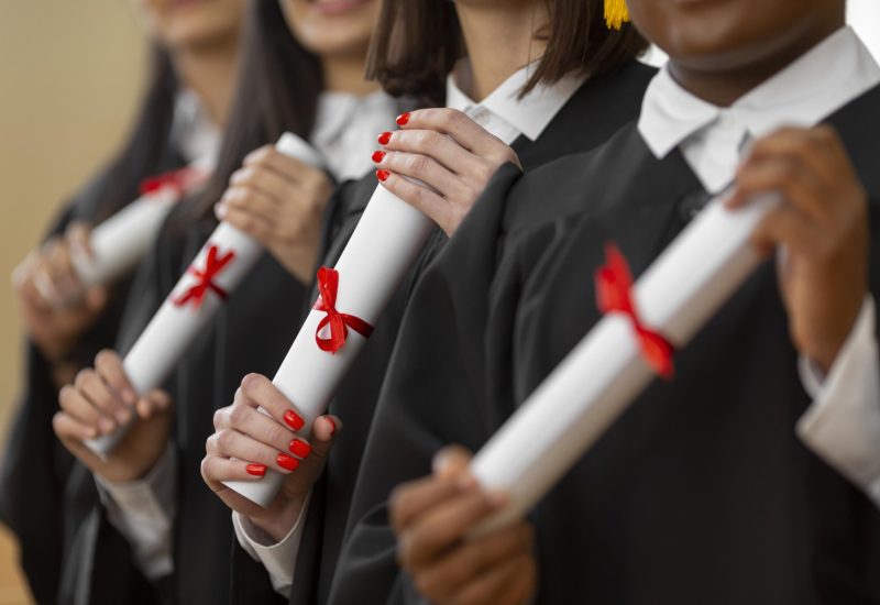 pessoas-se-formando-com-diplomas-em-close-up